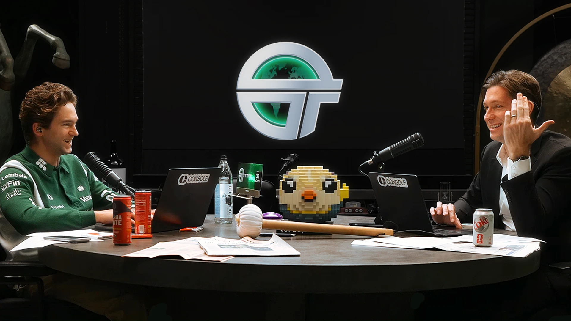 TBPN 主持人 Jordi Hays 和 John Coogan 在节目录制现场